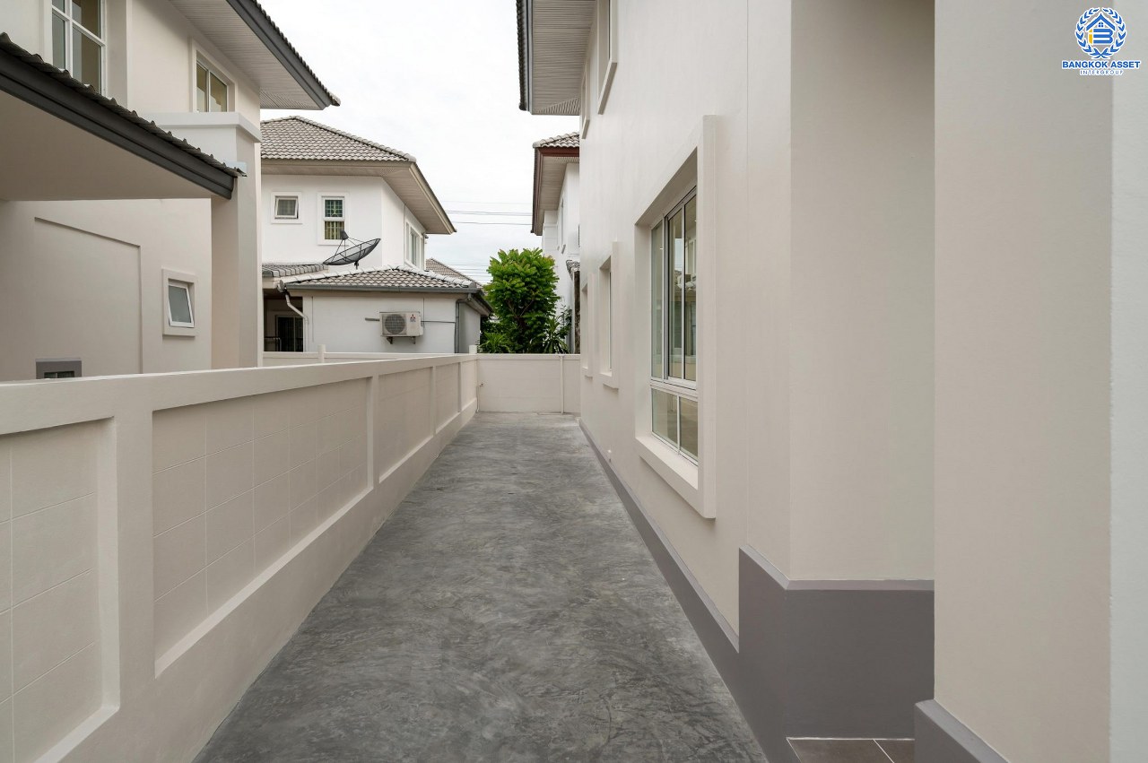 บ้านมือสองตกแต่งใหม่ โครงการ ชวนชื่นโมดัส แจ้งวัฒนะ เนื้อที่ 51.6 ตร.ว. ฟังก์ชัน 3 ห้องนอน 3 ห้องน้ำ จอดรถได้ 2 คัน รองรับทุกการอยู่อาศัย บนทำเลเดินทางเข้า-ออกเมืองสะดวก เชื่อมต่อถนนเลี่ยงเมืองปากเกร็ด, ถนนแจ้งวัฒนะ, ถนนติวานนท์ ใกล้รถไฟฟ้าสายสีชมพู "สถานีเลี่ยงเมืองปากเกร็ด" ทางด่วน "แจ้งวัฒนะ" และเซ็นทรัล แจ้งวัฒนะ